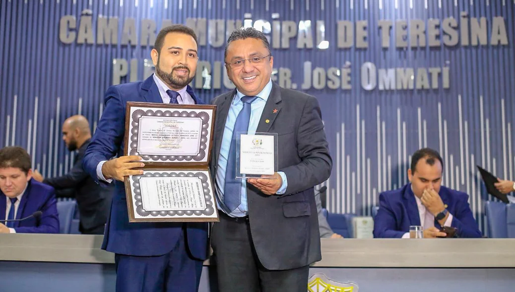 Francisco José sendo homenageado