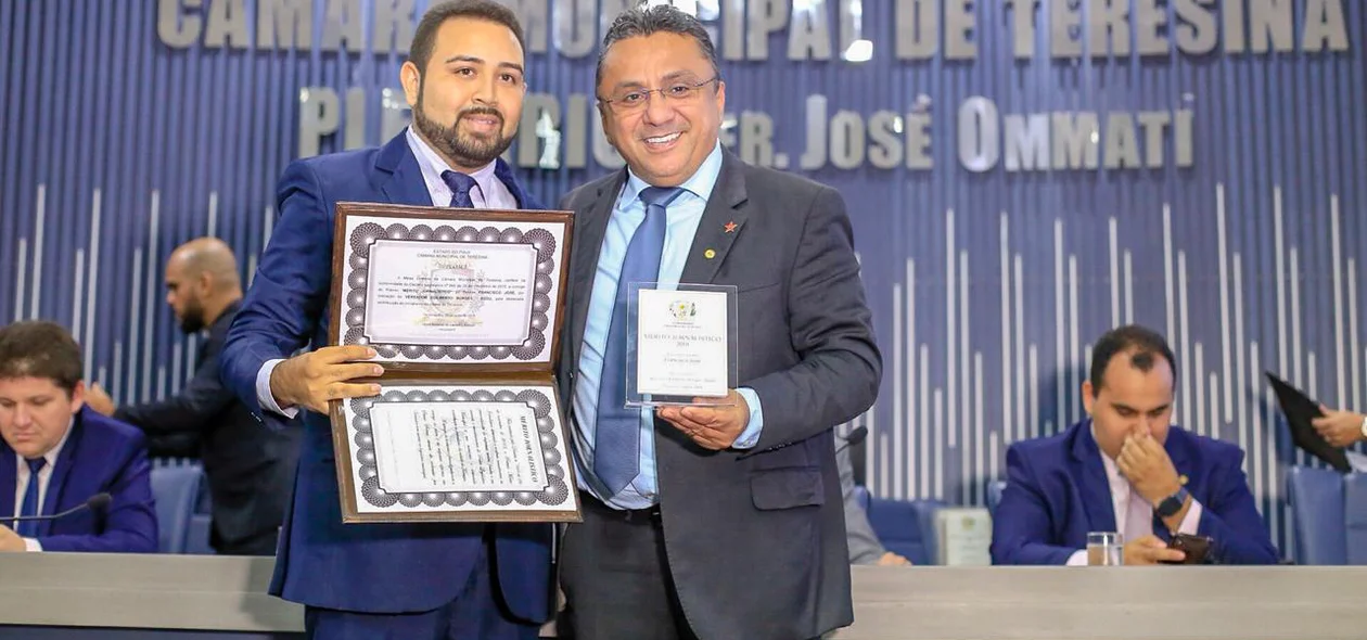 Francisco José sendo homenageado