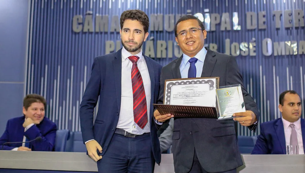 Magalhães sendo homenageado
