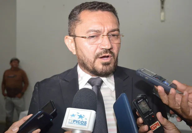 Prefeito de Picos convoca 40 novos concursados
