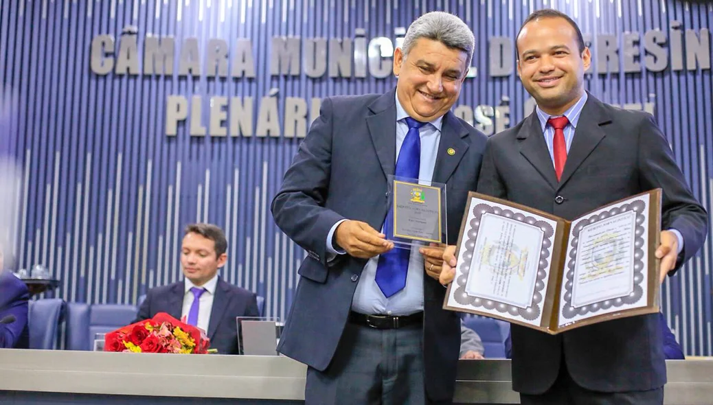 Ravi Marques sendo homenageado 