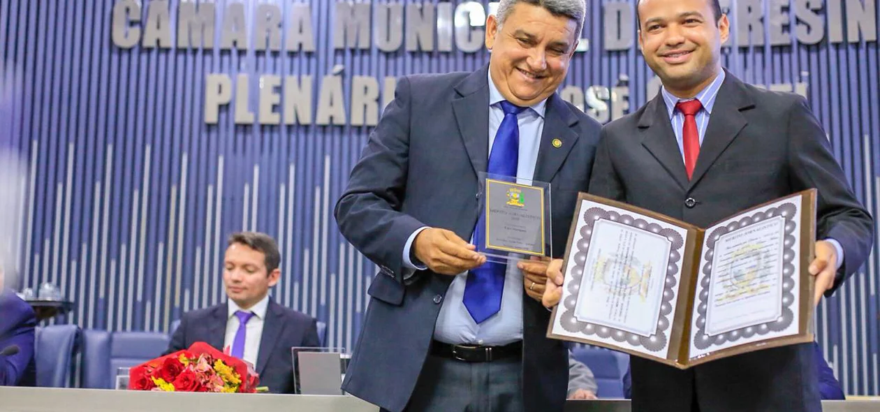 Ravi Marques sendo homenageado 