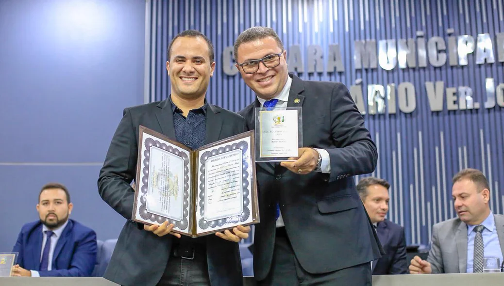 Renan Moraes sendo homenageado