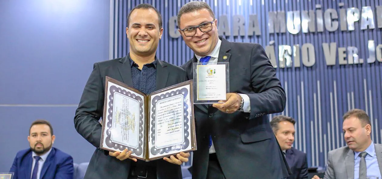 Renan Moraes sendo homenageado