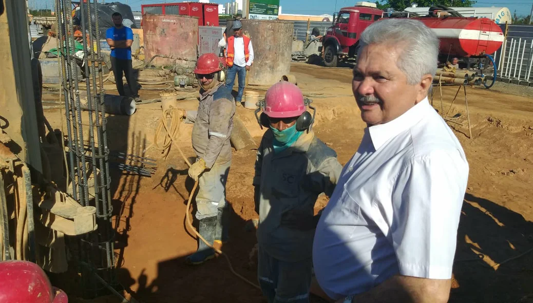 Senador Elmano Férrer visita obra do viaduto do Mercado do Peixe