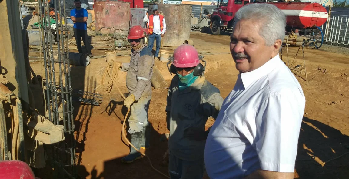 Senador Elmano Férrer visita obra do viaduto do Mercado do Peixe