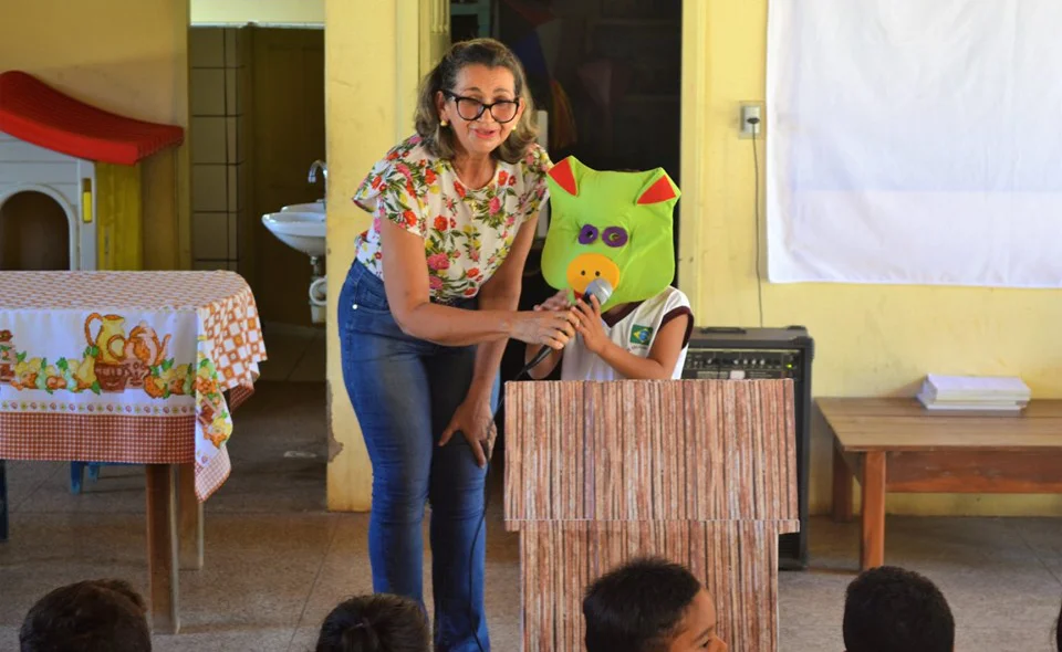 Crianças participando das brincadeiras