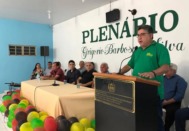 João Mádson discursando em São Gonçalo