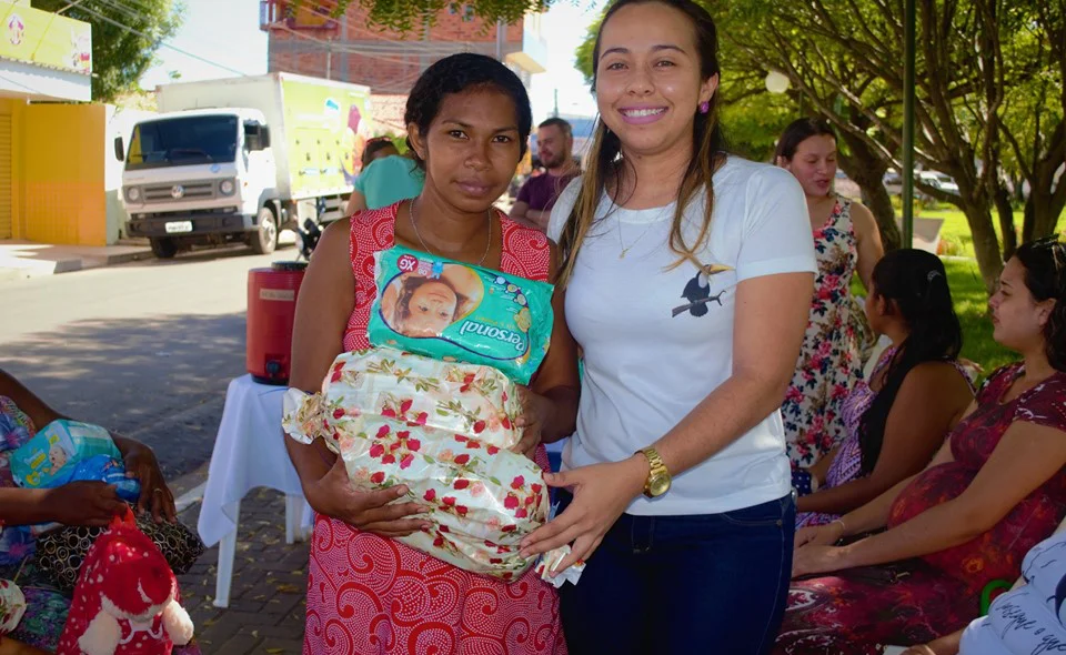 Mãe recebendo presente para seu filho