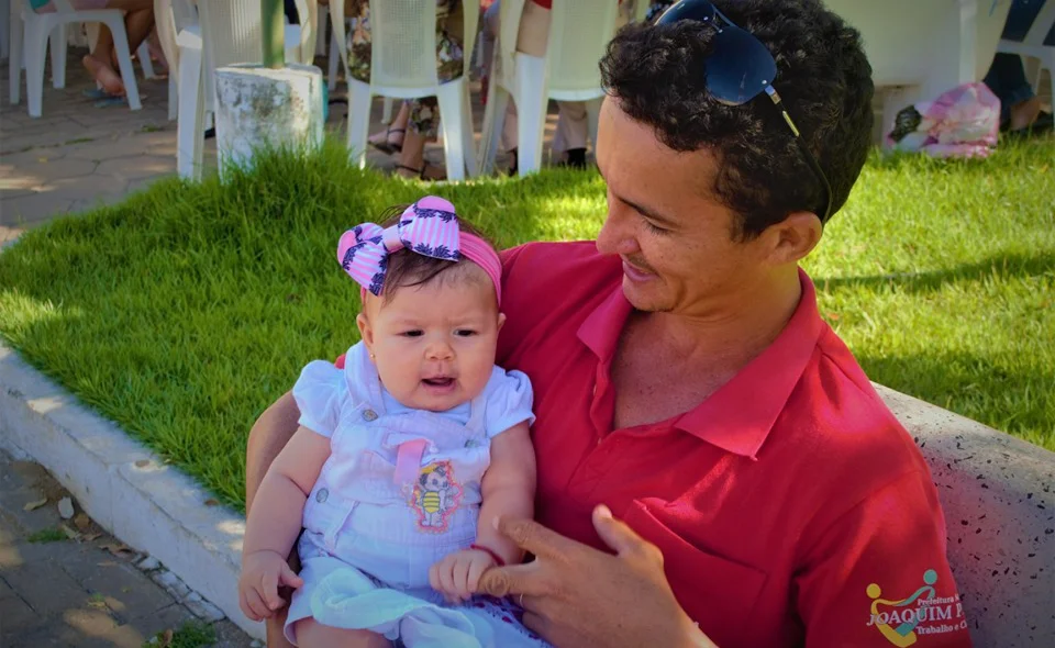 Pai e filha na semana do bebê