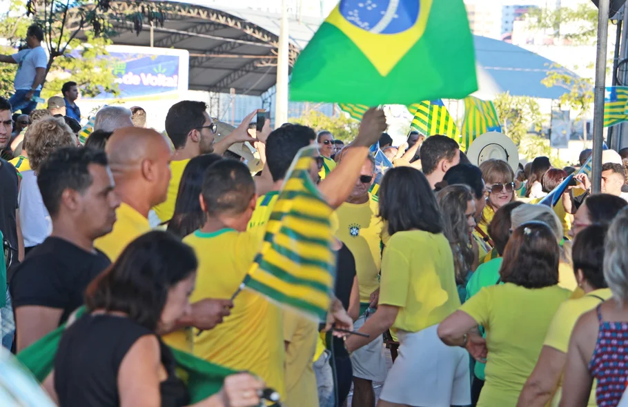 Manifestantes reunidos na Ponte Estaiada