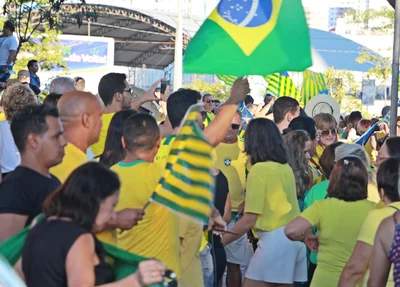 Manifestantes reunidos na Ponte Estaiada