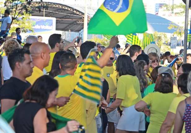 Apoiadores de Bolsonaro e Moro realizam ato em Teresina