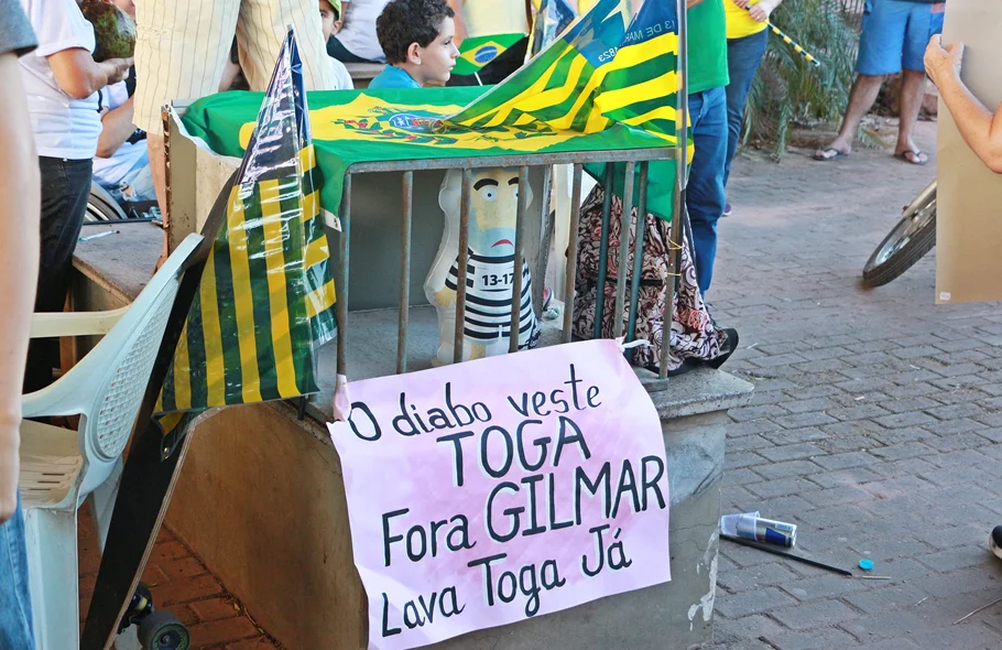 Os manifestantes são contra a soltura do ex-presidente Lula