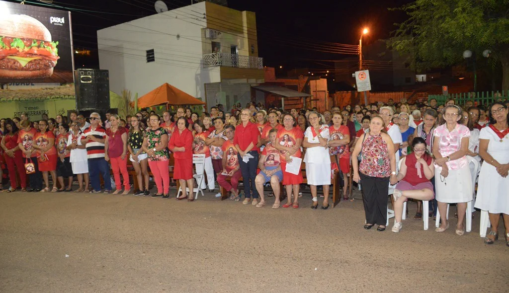 Devotos acompanham a celebração