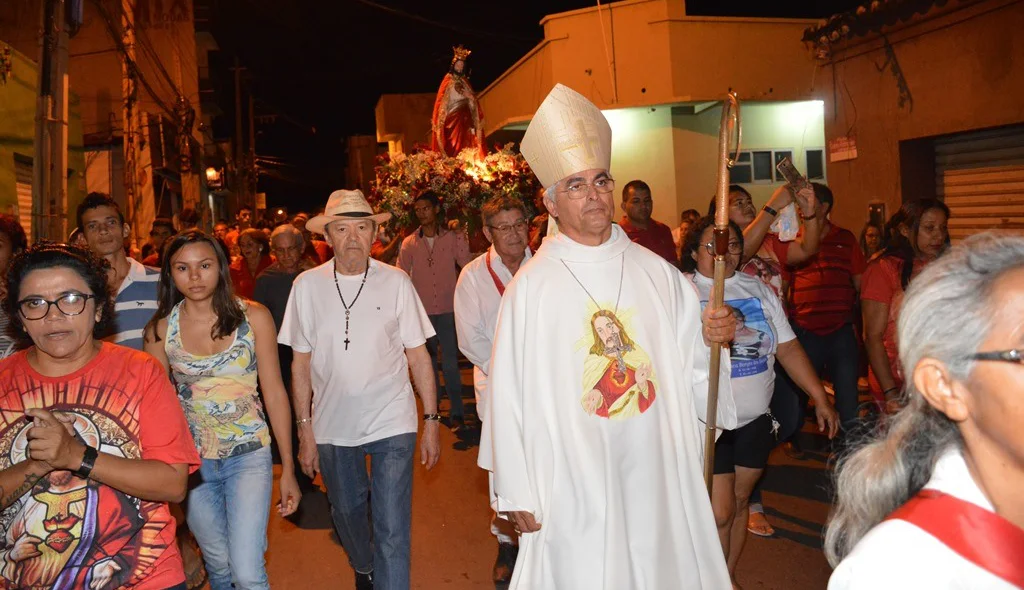Dom Plínio segue à frente da procissão