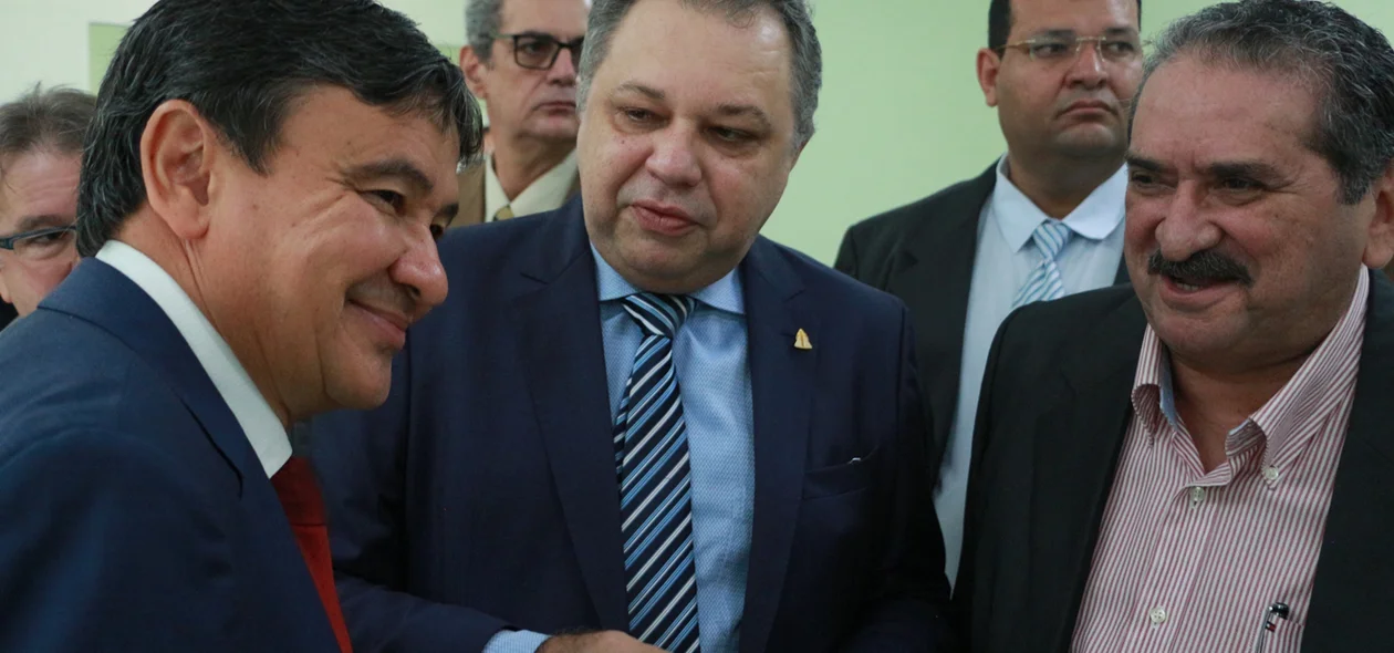 Governador conversando com autoridades presentes