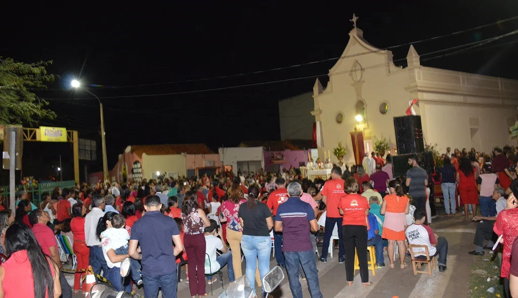 Missa de encerramento reúne centenas de devotos