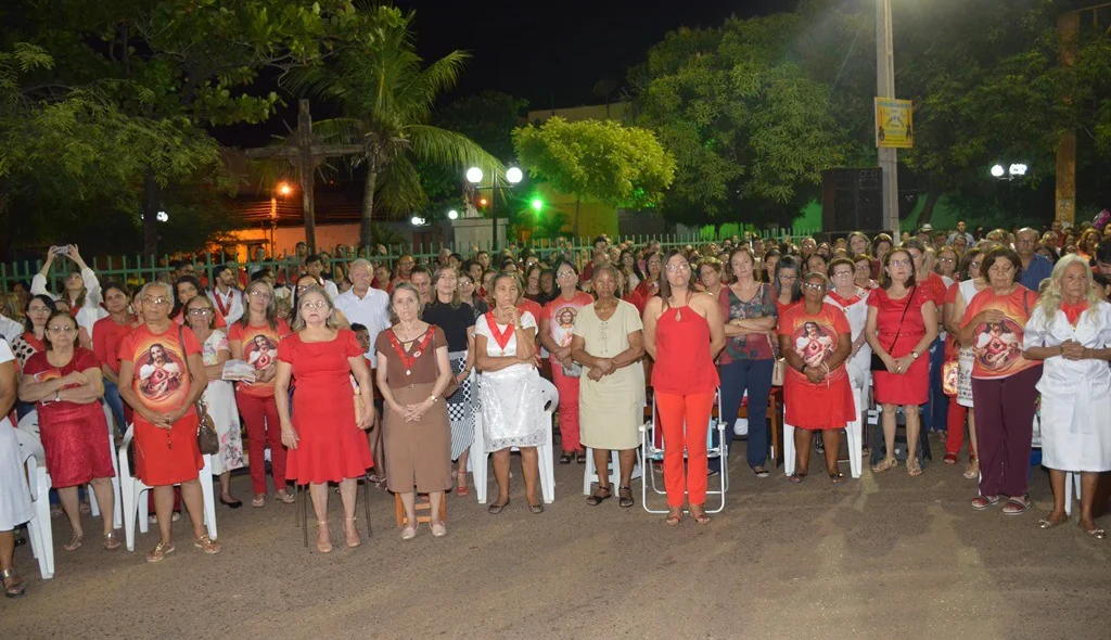 Muitos devotos vestem vermelho