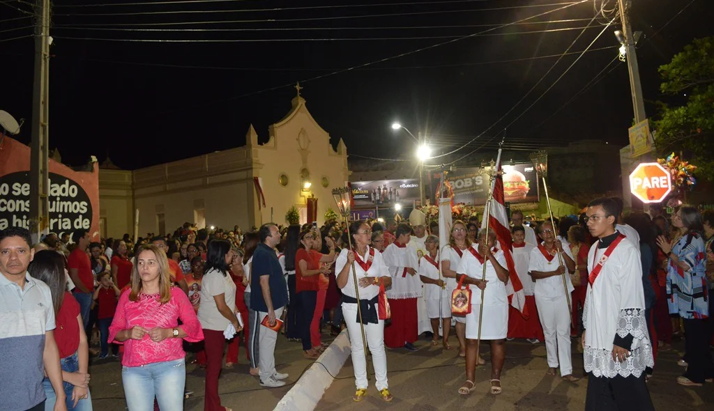 Procissão deixa a Igrejinha