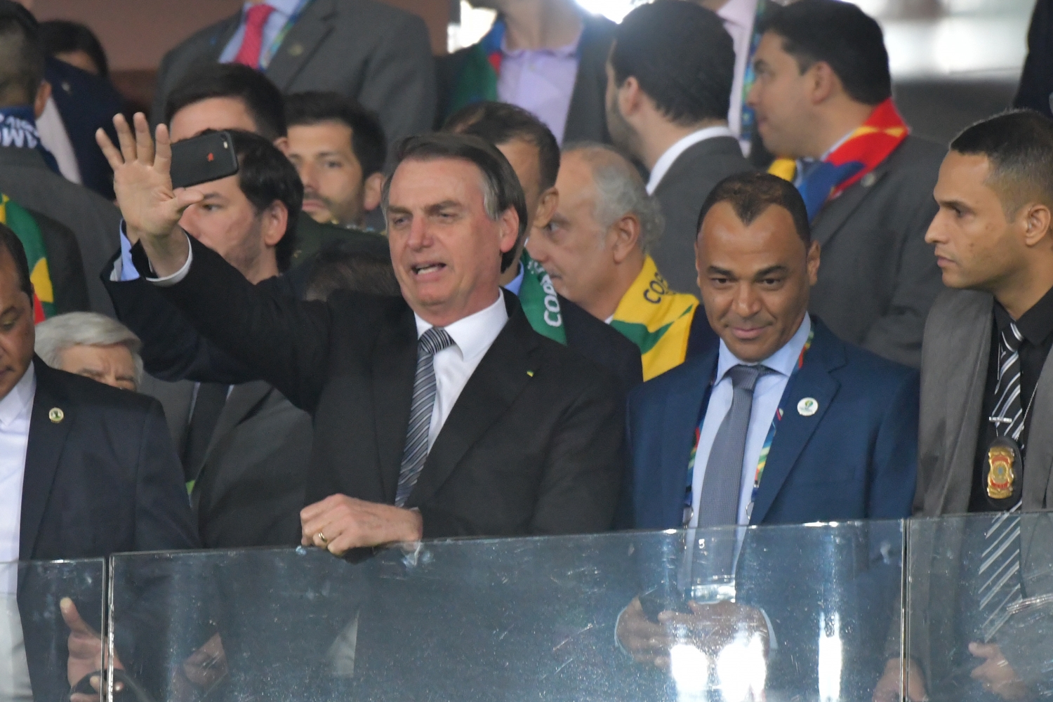 Bolsonaro assiste jogo do Brasil ao lado de Cafu