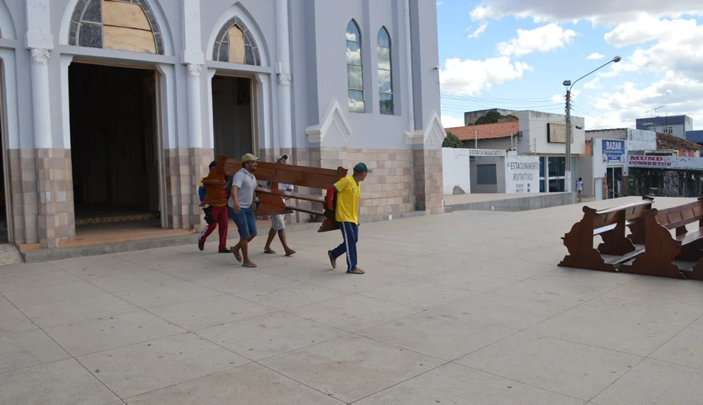Operários começaram nesta terça-feira a retirada dos bancos da Catedral