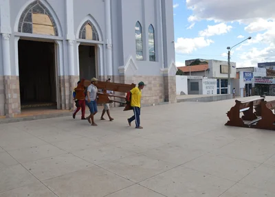 Operários começaram nesta terça-feira a retirada dos bancos da Catedral