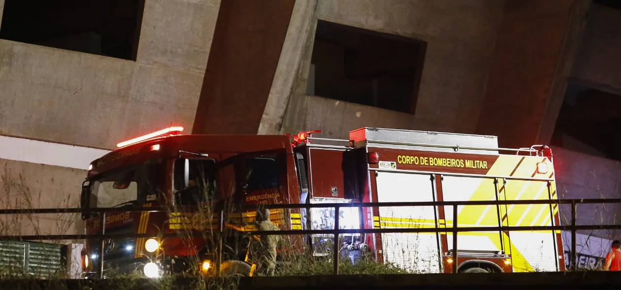 Carro do Corpo de Bombeiros em frente ao Albertão
