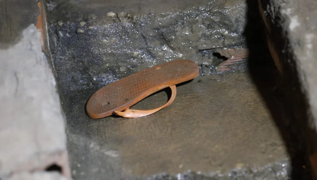 Chinelo da vítima