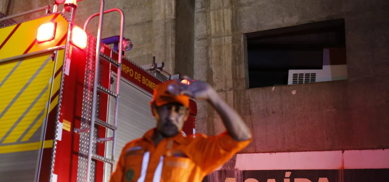 Corpo de Bombeiros controlaram as chamas no estádio Albertão