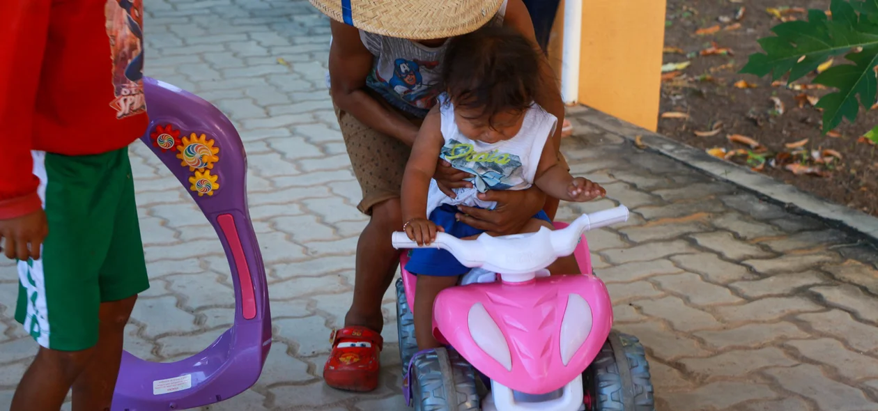Criança venezuelana brinca em abrigo na zona norte de Teresina