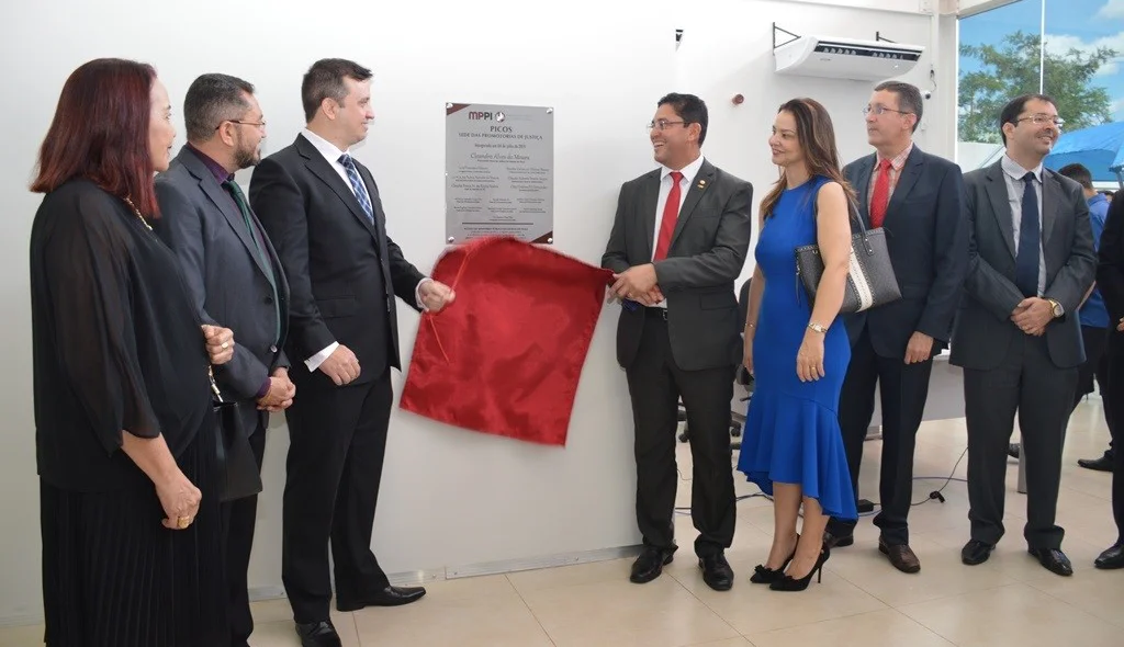 Descerramento da placa inaugural