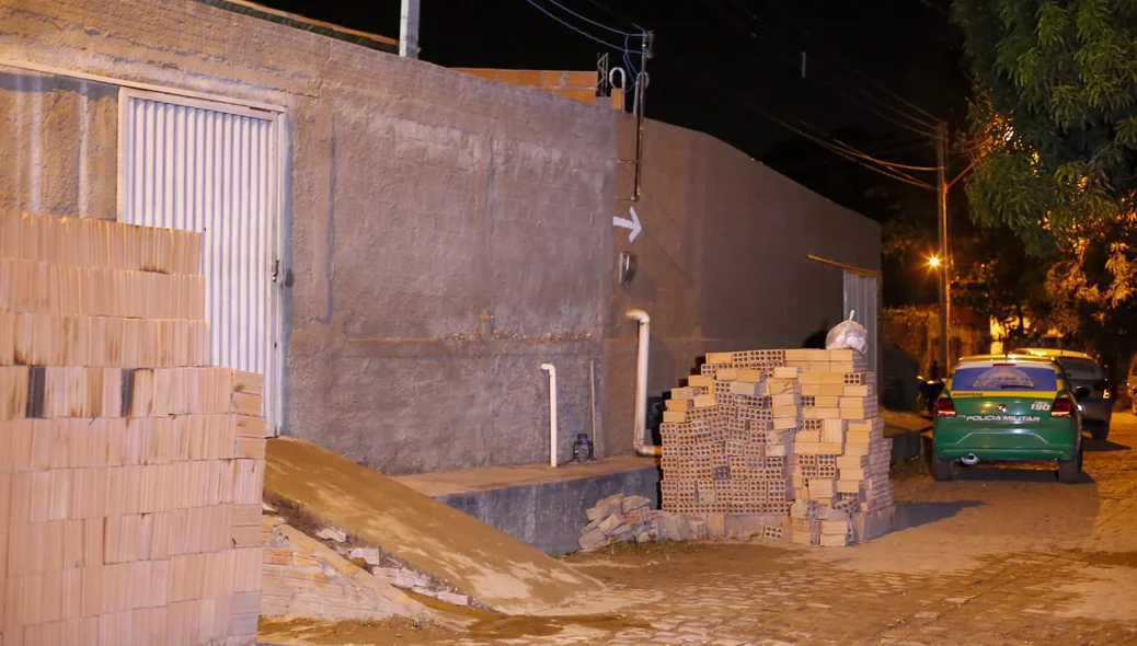 Mulher foi morta na porta de casa