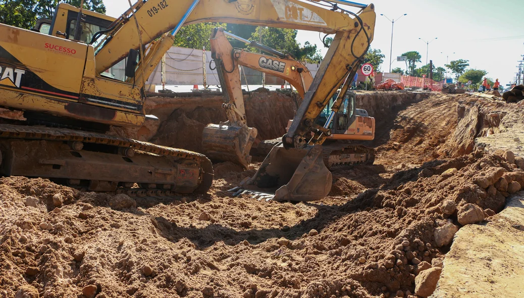 Trabalhadores em obra na Avenida João XXIII