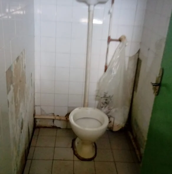 Banheiro cheio de infiltração 