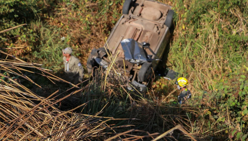 Carro caiu em uma ribanceira