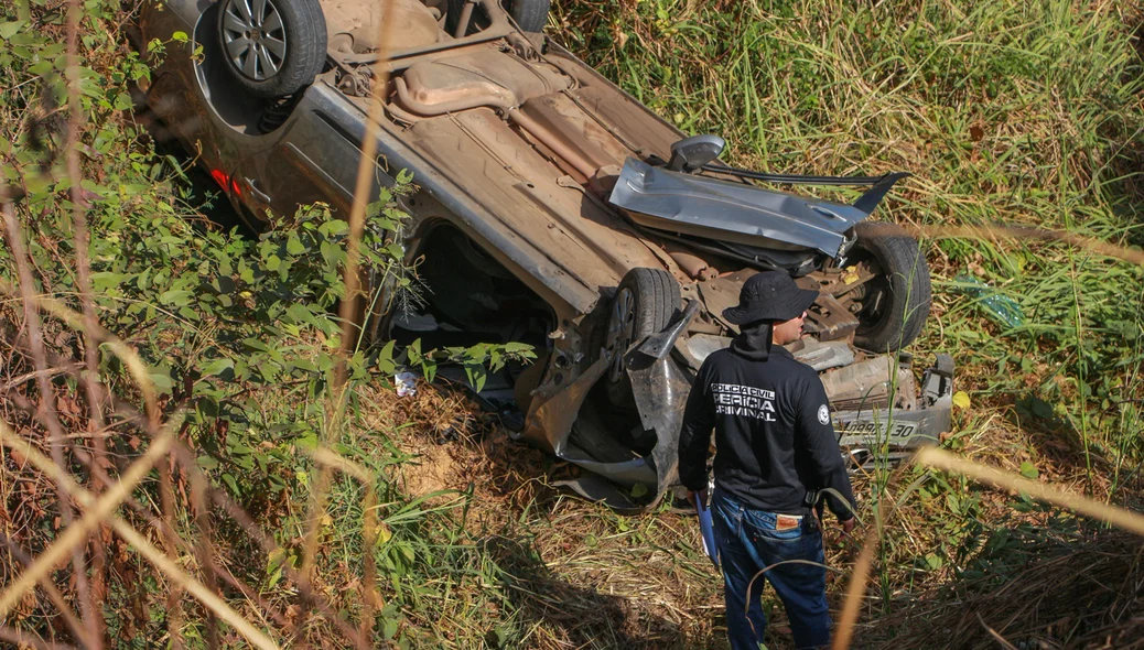 Carro ficou destruído
