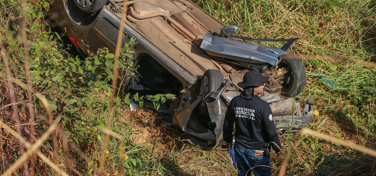Carro ficou destruído