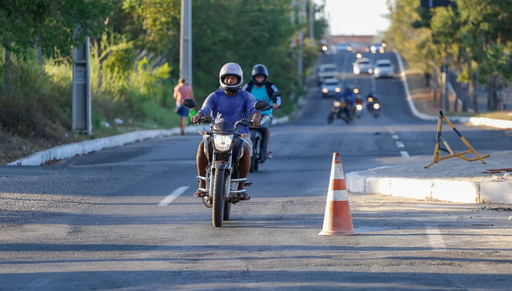 Rotatória toma uma faixa da avenida  