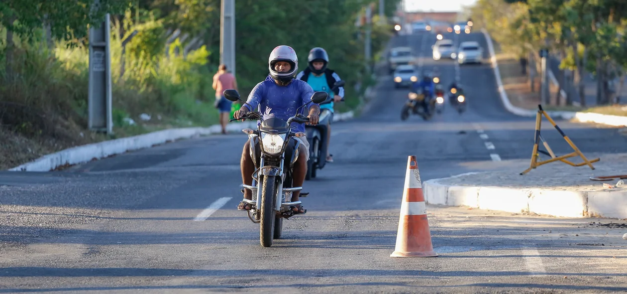 Rotatória toma uma faixa da avenida  