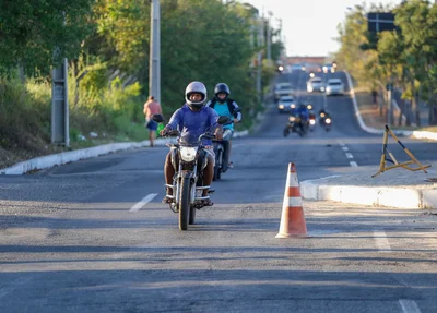 Rotatória toma uma faixa da avenida  