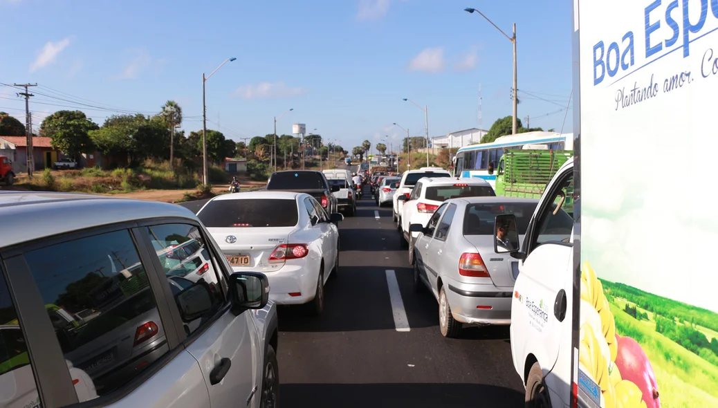 Trânsito após o acidente na BR 316