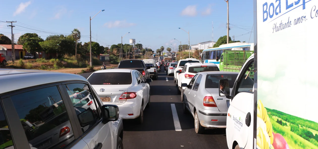 Trânsito após o acidente na BR 316