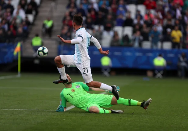 Paulo Dybala, da Argentina, marca gol na partida contra o Chile