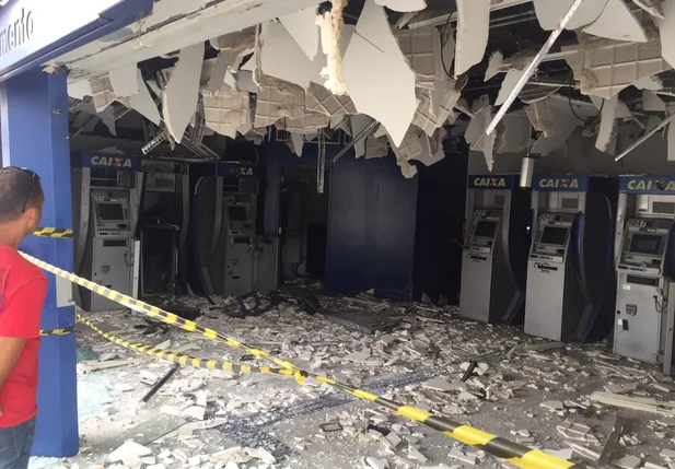 Criminosos explodem Caixa Econômica da Avenida Frei Serafim