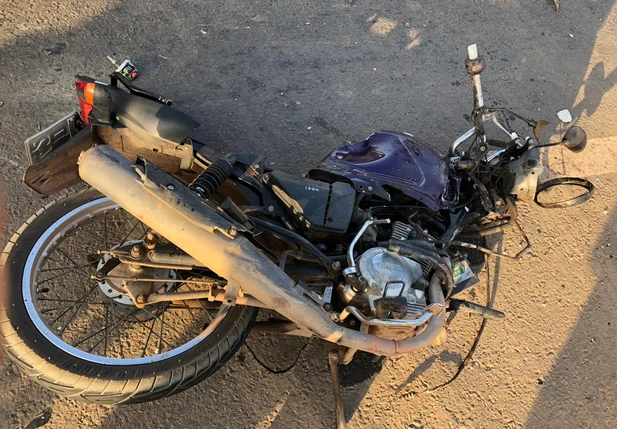 Moto ficou destruída