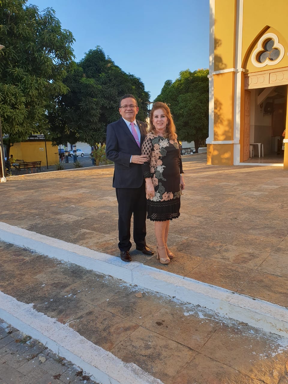 Sebastião Martins e dona Solange Ribeiro em frente à Igreja de Floriano