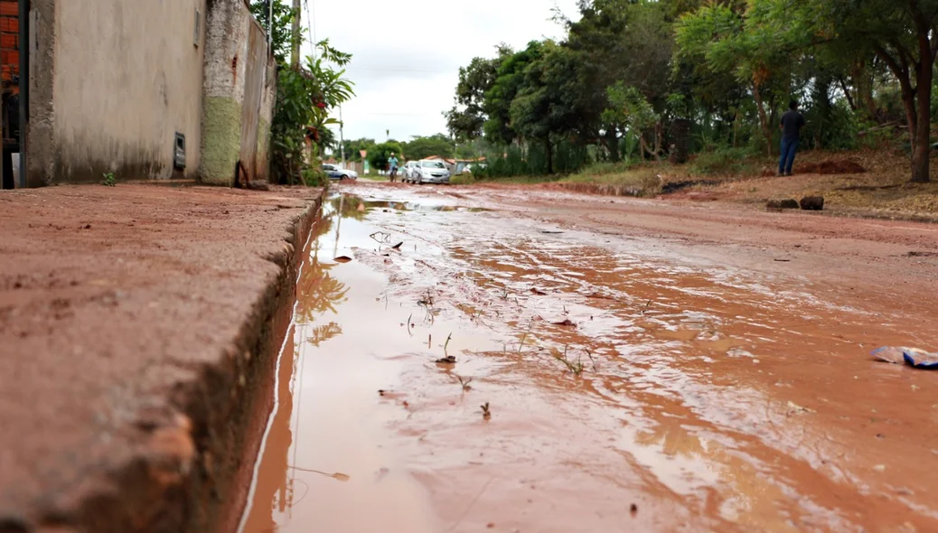 Água trouxe lama para a rua 