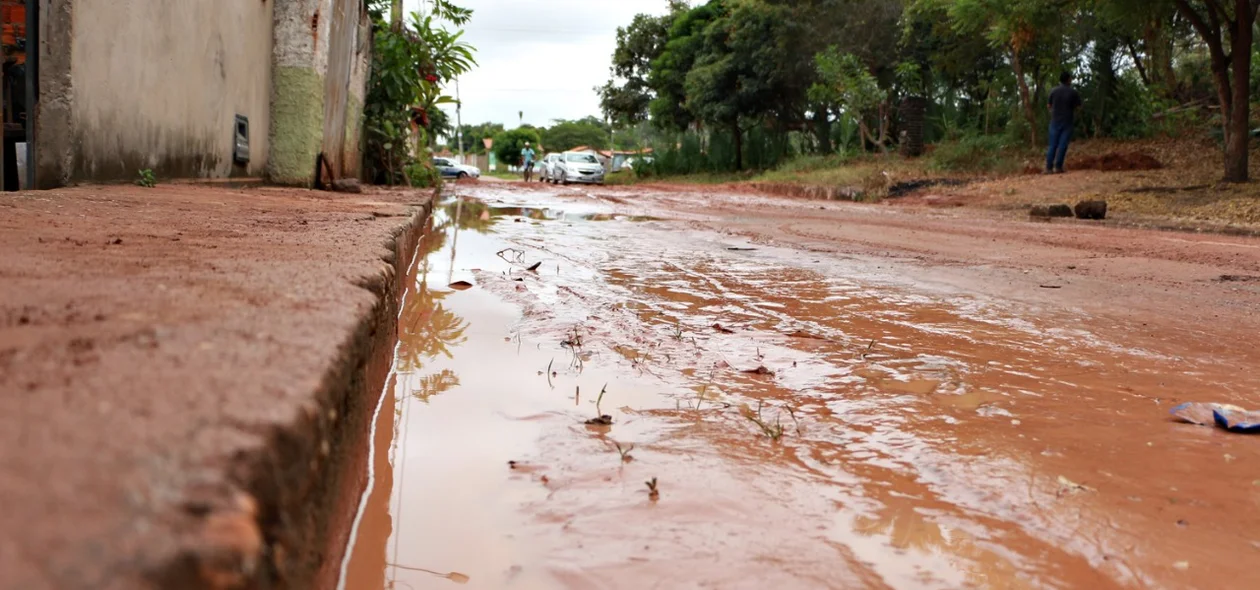 Água trouxe lama para a rua 
