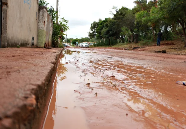 Água trouxe lama para a rua 